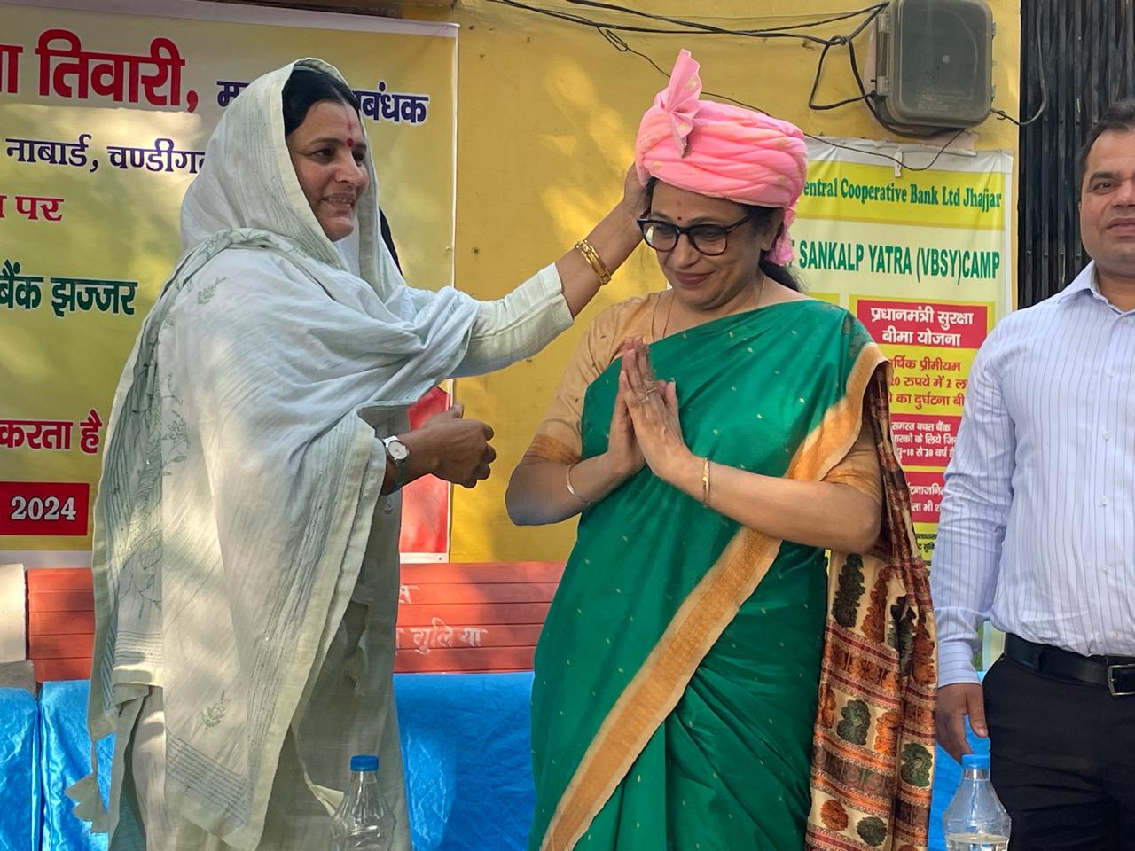 बादली पैक्स में निवेदिता तिवारी को पगड़ी पहनाकर स्वागत करती नीलम अहलावत। बादली पैक्स में निवेदिता तिवारी को पगड़ी पहनाकर स्वागत करती नीलम अहलावत।