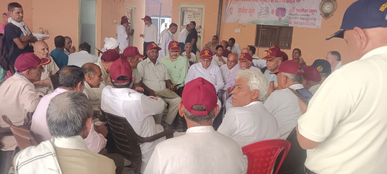 बहादुरगढ़ के विधायक के साथ बैठक करते पूर्व सैनिक बहादुरगढ़ के विधायक के साथ बैठक करते पूर्व सैनिक