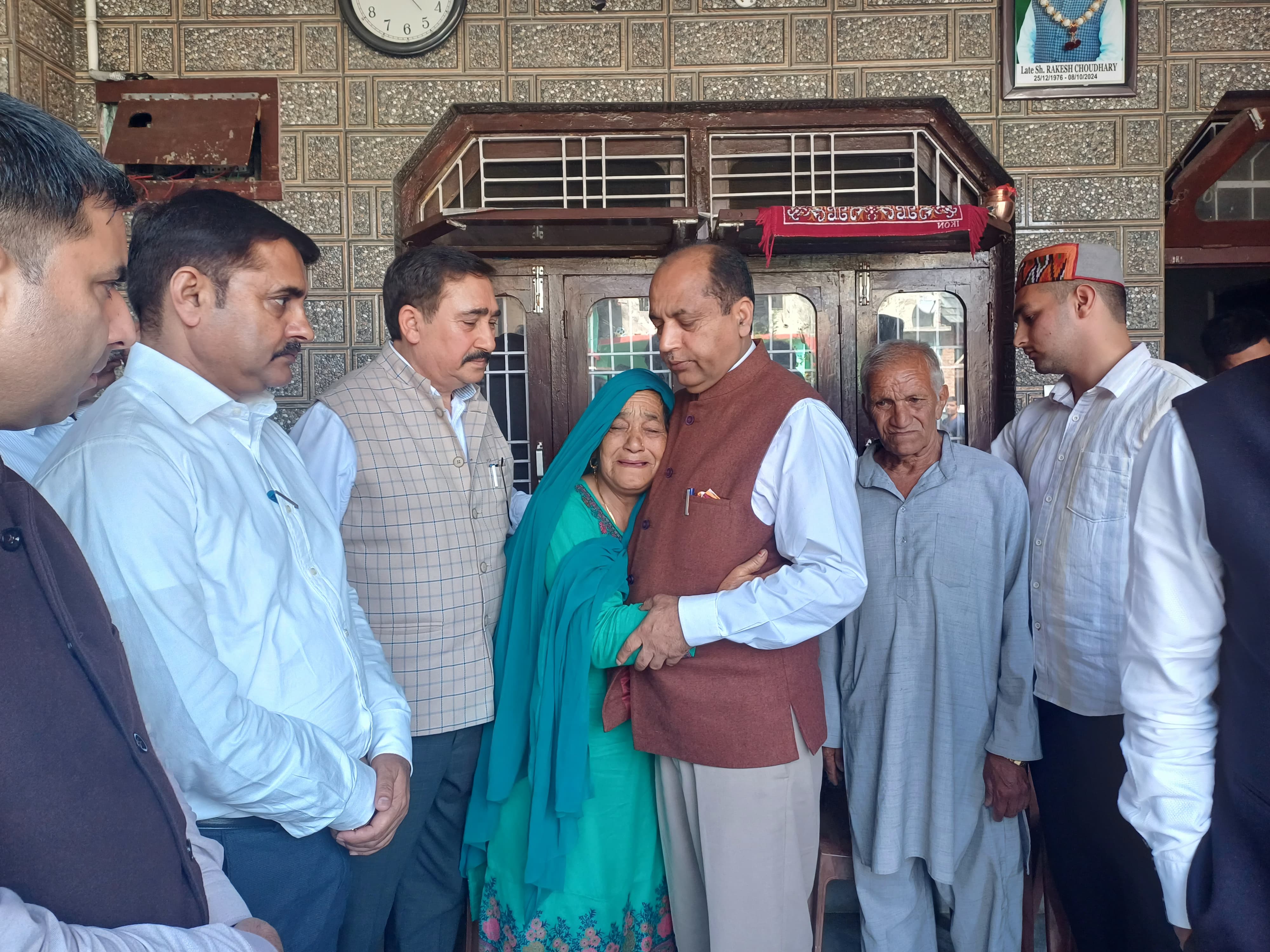 परिजनों से मिलते हुए नेता प्रतिपक्ष जय राम ठाकुर। परिजनों से मिलते हुए नेता प्रतिपक्ष जय राम ठाकुर।