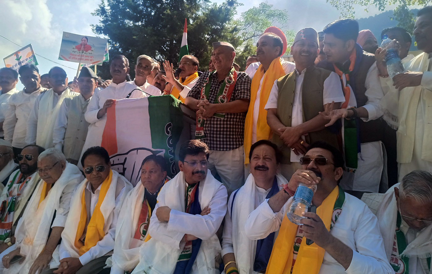 ‘कुमाऊं कमिश्नरी’ के घेराव कार्यक्रम के दौरान आयोजित जनसभा में बोलते नेता प्रतिपक्ष यशपाल आर्य। ‘कुमाऊं कमिश्नरी’ के घेराव कार्यक्रम के दौरान आयोजित जनसभा में बोलते नेता प्रतिपक्ष यशपाल आर्य।