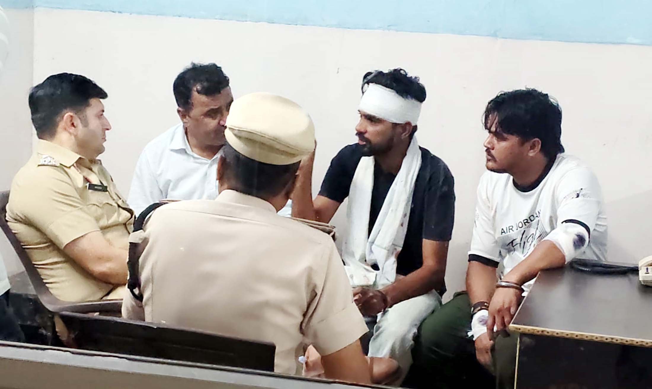 नागरिक अस्पताल में घायलों से बातचीत करते हुए डीएसपी। नागरिक अस्पताल में घायलों से बातचीत करते हुए डीएसपी।