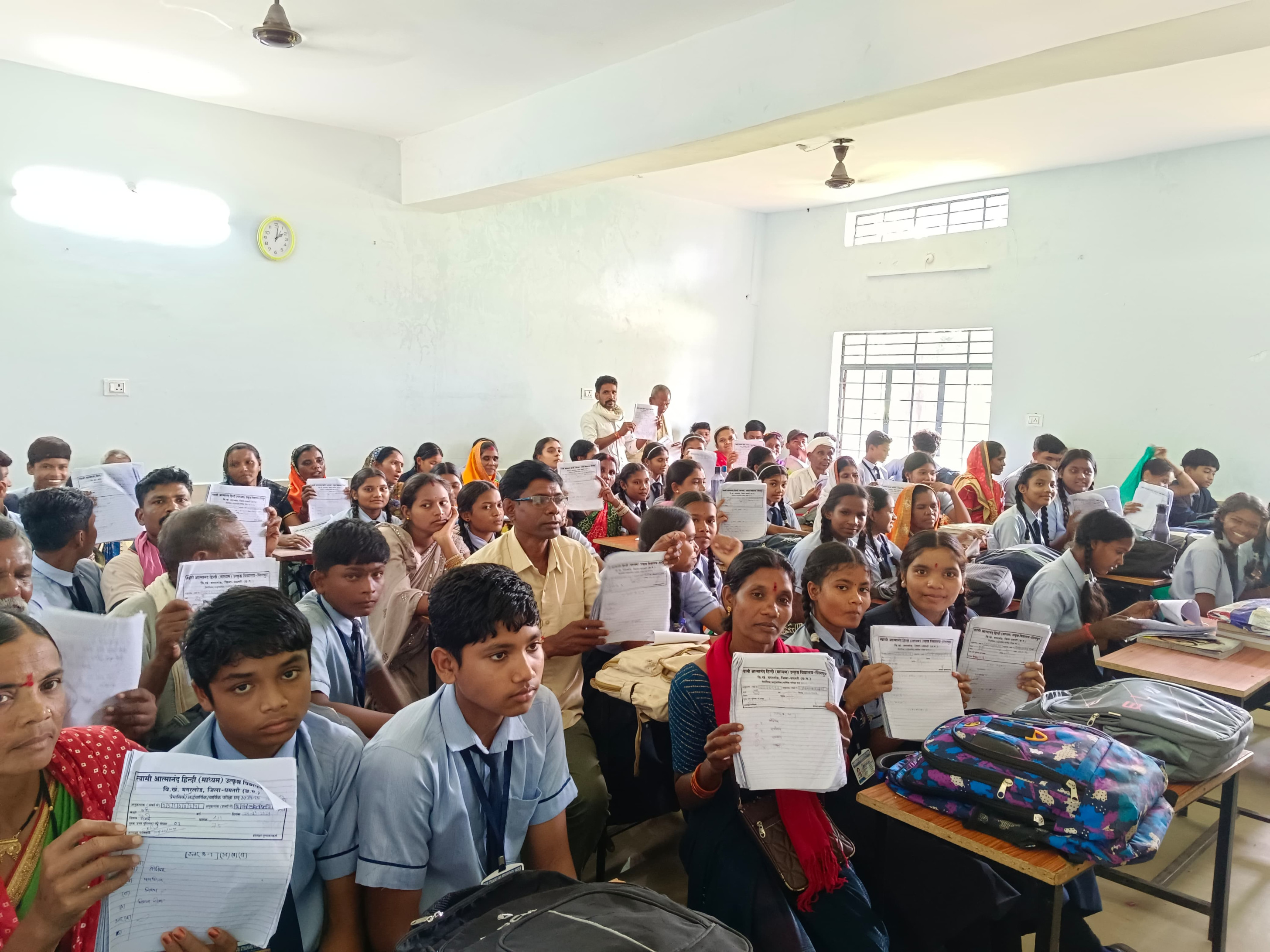 स्वामी आत्मानन्द उत्कृष्ट विद्यालय सिंगपुर के विद्यार्थी व पालक। स्वामी आत्मानन्द उत्कृष्ट विद्यालय सिंगपुर के विद्यार्थी व पालक।