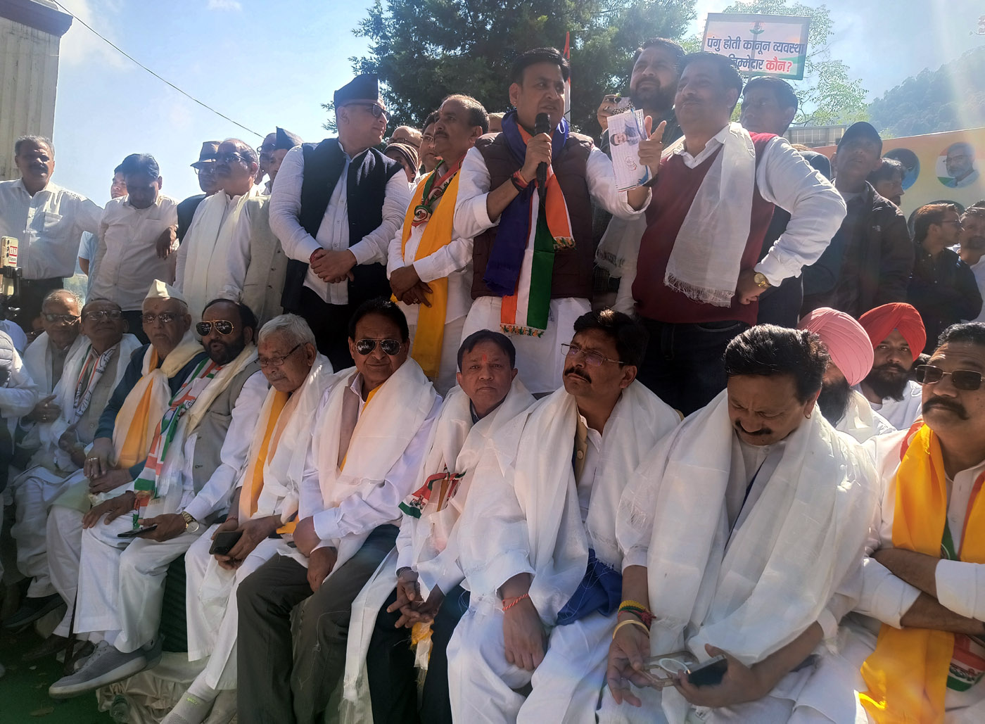 ‘कुमाऊं कमिश्नरी’ के घेराव कार्यक्रम के दौरान आयोजित जनसभा में बोलते पूर्व विधायक संजीव आर्य। ‘कुमाऊं कमिश्नरी’ के घेराव कार्यक्रम के दौरान आयोजित जनसभा में बोलते पूर्व विधायक संजीव आर्य।