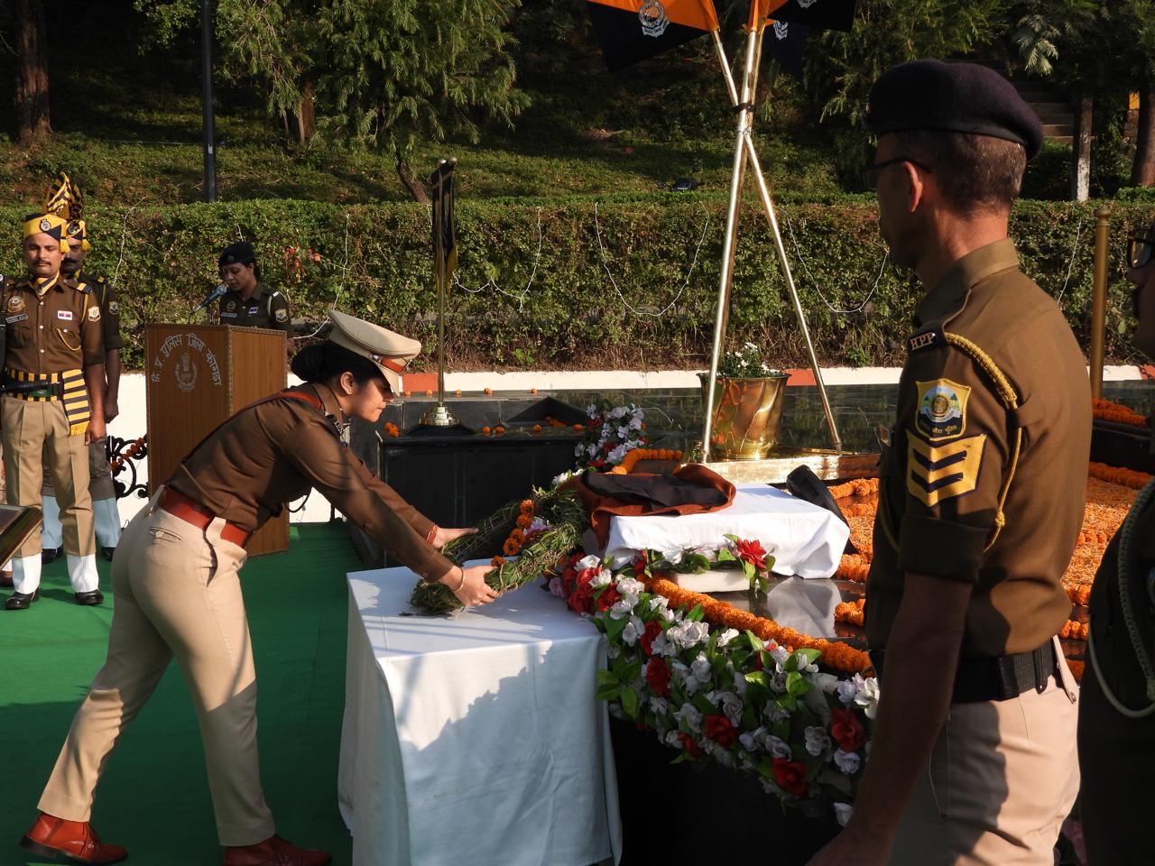 श्रद्धांजलि अर्पित करते हुए एसपी कांगड़ा। श्रद्धांजलि अर्पित करते हुए एसपी कांगड़ा।