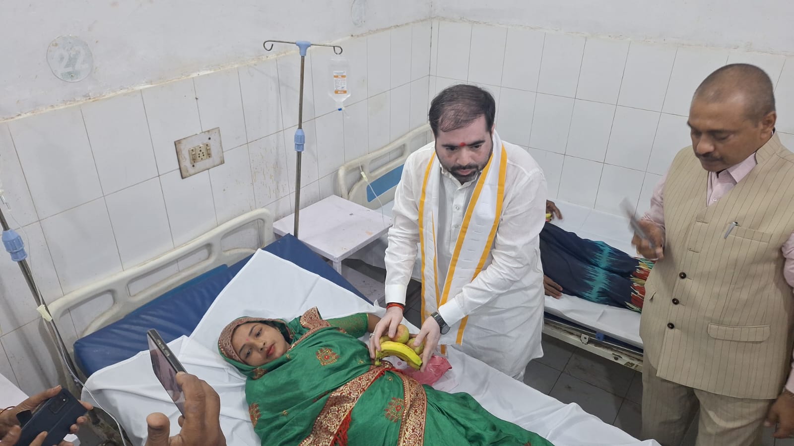 सीएचसी अमेठी में मरीज को फल वितरण करते हुए प्रभारी मंत्री सीएचसी अमेठी में मरीज को फल वितरण करते हुए प्रभारी मंत्री