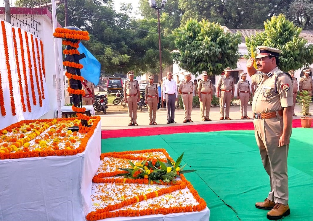 शहीद पुलिसकर्मियों को दी श्रद्धाजंलि देते पुलिस उपमहानिरीक्षक विंध्याचंल परिक्षेत्र आरपी सिंह शहीद पुलिसकर्मियों को दी श्रद्धाजंलि देते पुलिस उपमहानिरीक्षक विंध्याचंल परिक्षेत्र आरपी सिंह