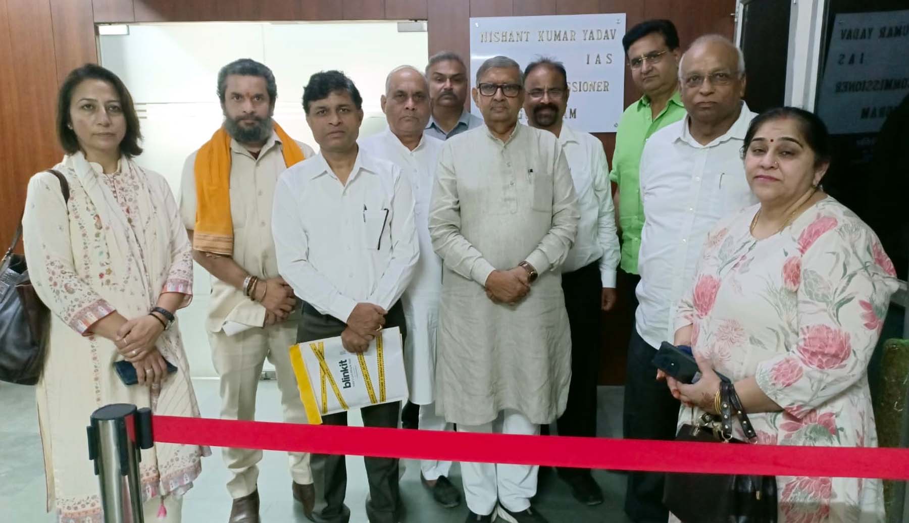 फोटो नंबर-01: गुरुग्राम में अवैध रूप से नमाज के विरोध में डीसी को ज्ञापन देने पहुंचे हिूदंग संगठन के सदस्य। फोटो नंबर-01: गुरुग्राम में अवैध रूप से नमाज के विरोध में डीसी को ज्ञापन देने पहुंचे हिूदंग संगठन के सदस्य।