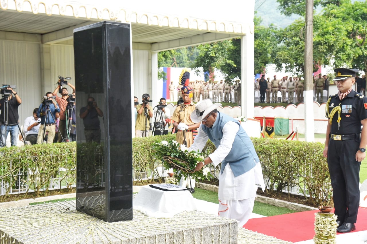 गुवाहाटी: असम के राज्यपाल लक्ष्मण प्रसाद आचार्य की मौजूदगी में आज पुलिस स्मृति दिवस के अवसर पर काहिलीपारा स्थित 4थी असम पुलिस बटालियन में आयोजित एक समारोह का दृश्य। गुवाहाटी: असम के राज्यपाल लक्ष्मण प्रसाद आचार्य की मौजूदगी में आज पुलिस स्मृति दिवस के अवसर पर काहिलीपारा स्थित 4थी असम पुलिस बटालियन में आयोजित एक समारोह का दृश्य।