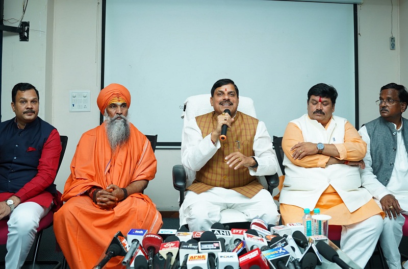 उज्जैन में प्रेस कॉन्फ्रेंस को संबोधित करते हुए मुख्यमंत्री उज्जैन में प्रेस कॉन्फ्रेंस को संबोधित करते हुए मुख्यमंत्री