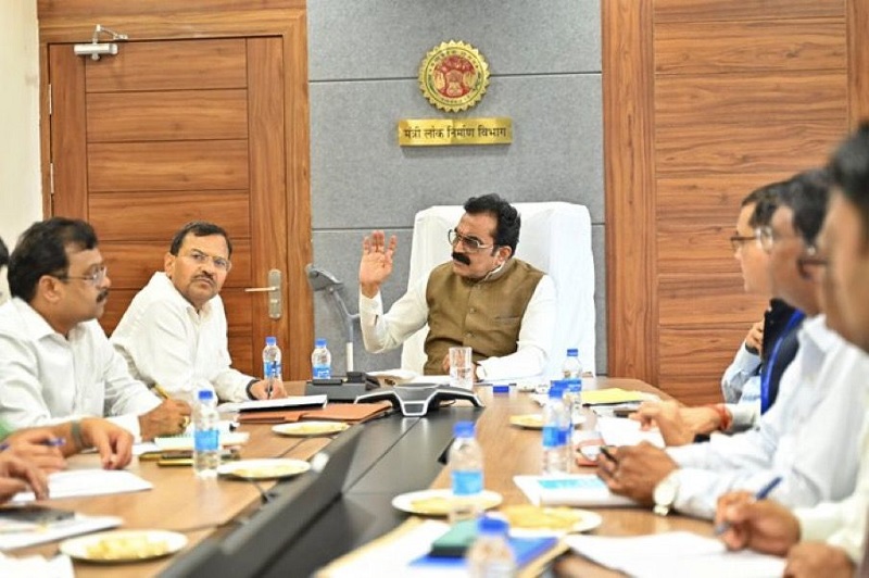 मंत्री राकेश सिंह के समक्ष नवाचारों और अनुभवों पर आधारित एक प्रस्तुतीकरण मंत्री राकेश सिंह के समक्ष नवाचारों और अनुभवों पर आधारित एक प्रस्तुतीकरण