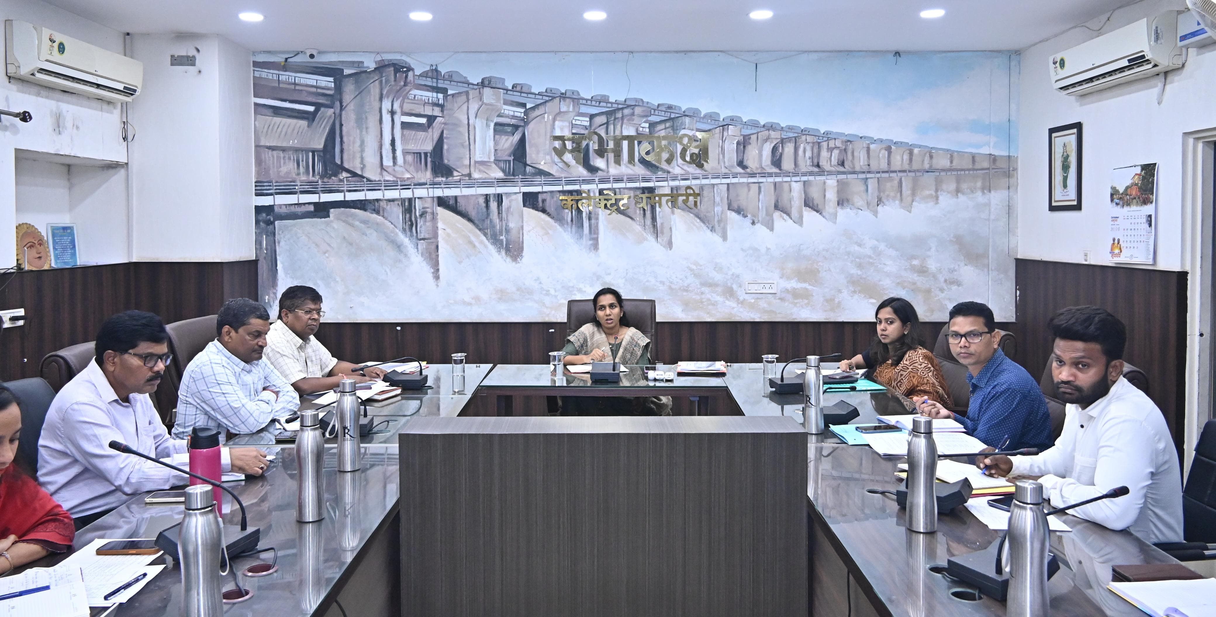 कलेक्ट्रेट कार्यालय के सभाकक्ष में मध्य पर कलेक्टर नम्रता गांधी अधिकारियों की बैठक लेती हुई।