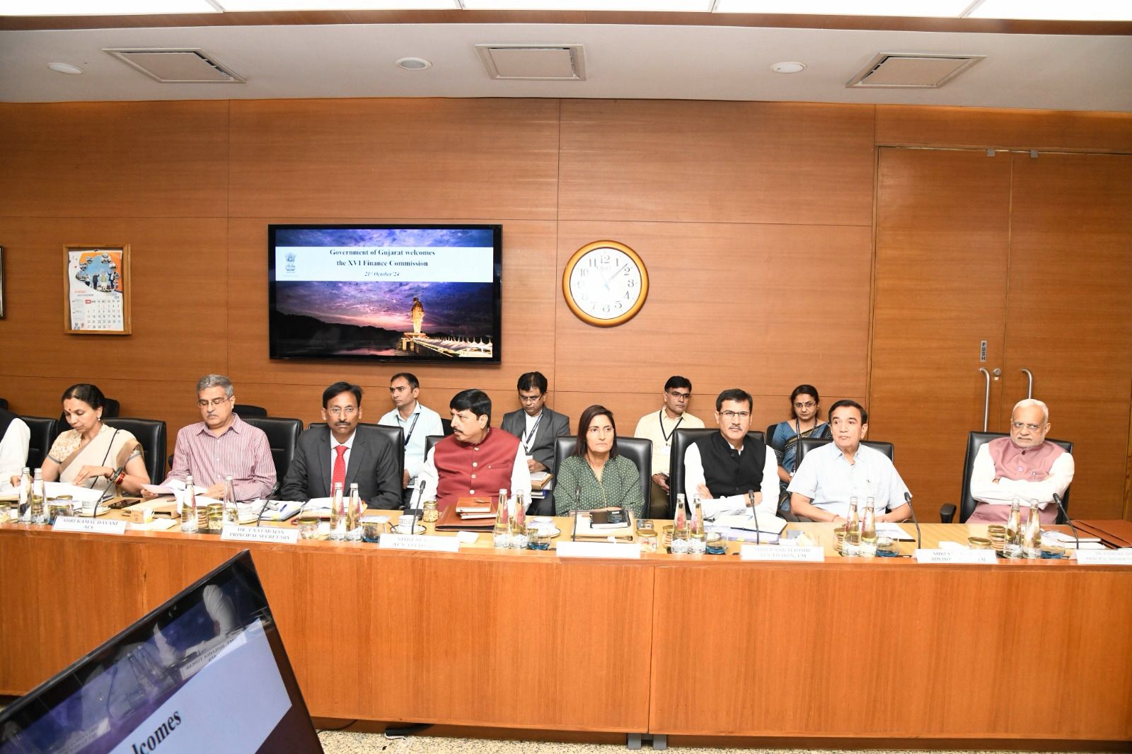 गांधीनगर में सोमवार को मुख्यमंत्री भूपेंद्र पटेल समेत उच्चाधिकारियों के साथ मीटिंग करते 16वें वित्त आयोग के अध्यक्ष व सदस्य। गांधीनगर में सोमवार को मुख्यमंत्री भूपेंद्र पटेल समेत उच्चाधिकारियों के साथ मीटिंग करते 16वें वित्त आयोग के अध्यक्ष व सदस्य।