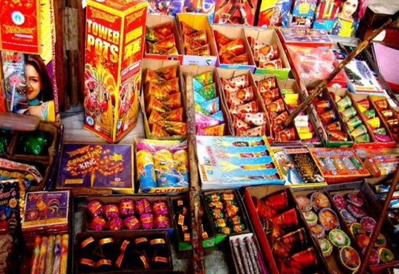 दुकान में बिकने के लिए रखे हुए पटाखे। फाईल दुकान में बिकने के लिए रखे हुए पटाखे। फाईल
