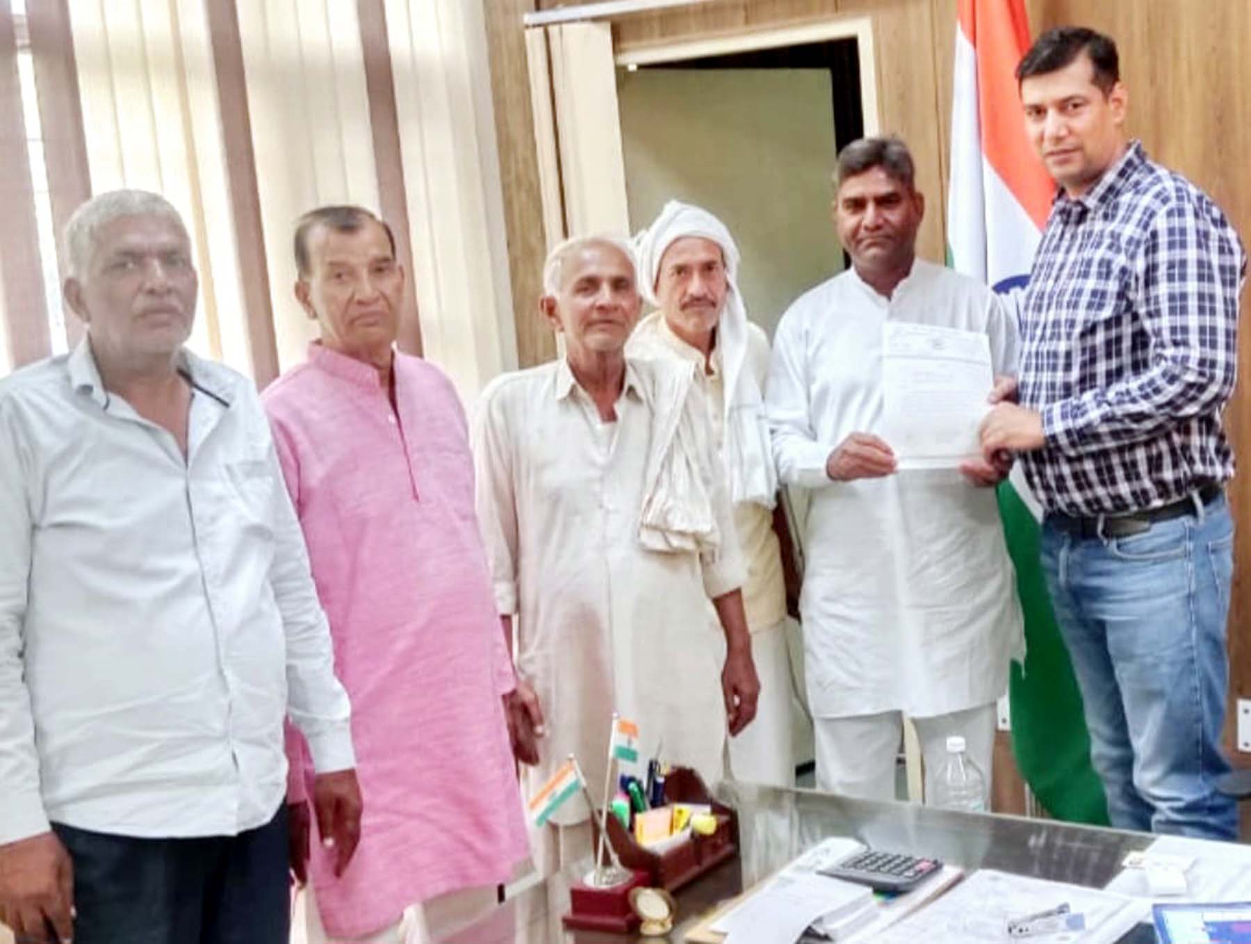 फोटो नंबर-05: पटौदी के एसडीएम को खाद की कमी व कालाबाजारी के संबंध में मुख्यमंत्री के नाम ज्ञापन सौंपते किसान। फोटो नंबर-05: पटौदी के एसडीएम को खाद की कमी व कालाबाजारी के संबंध में मुख्यमंत्री के नाम ज्ञापन सौंपते किसान।