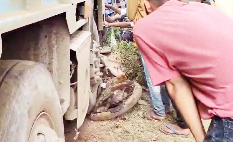 ट्रक की चपेट में आई माेटरसाइकिल ट्रक की चपेट में आई माेटरसाइकिल