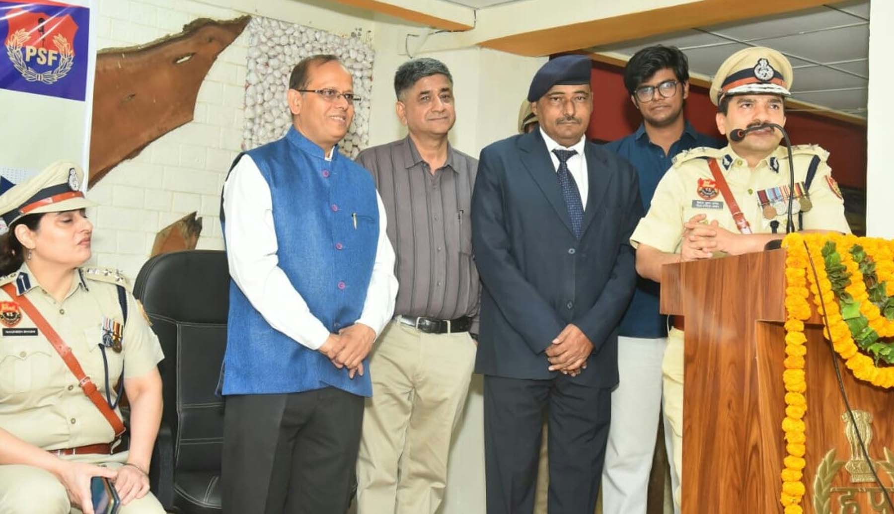 फोटो नंबर-07: गुरुग्राम स्थित पुलिस लाइन में पुलिस बलिदान दिवस पर आयोजित कार्यक्रम को संबोधित करते सीपी विकास कुमार अरोड़ा। फोटो नंबर-07: गुरुग्राम स्थित पुलिस लाइन में पुलिस बलिदान दिवस पर आयोजित कार्यक्रम को संबोधित करते सीपी विकास कुमार अरोड़ा।
