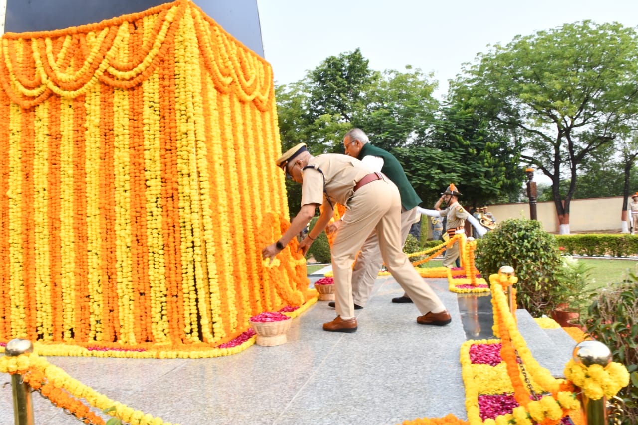 शहीदों के बलिदान से प्रेरणा लेकर देश की सेवा का संकल्प लें: पुलिस महानिदेशक शहीदों के बलिदान से प्रेरणा लेकर देश की सेवा का संकल्प लें: पुलिस महानिदेशक