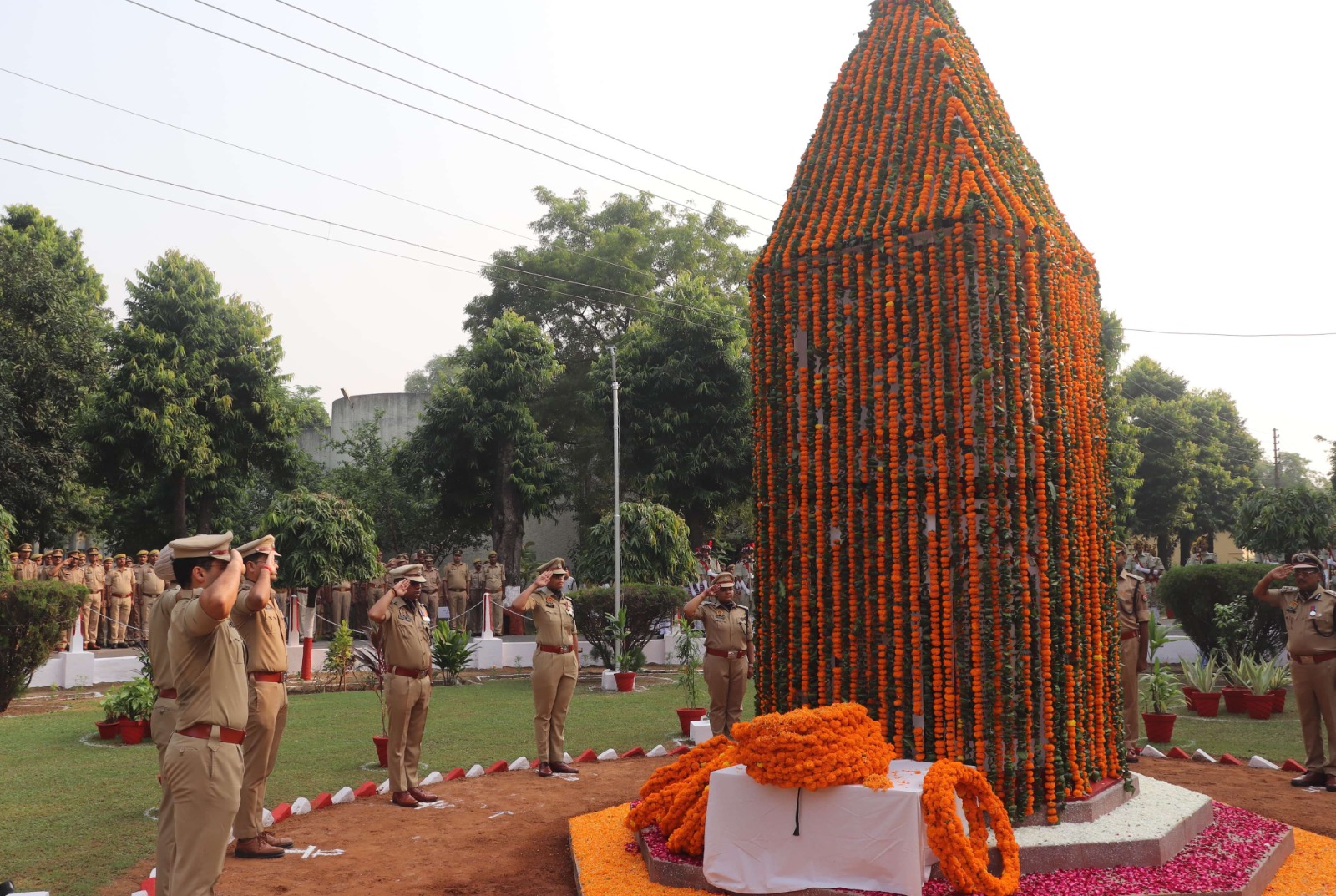 डा. भीमराव अम्बेडकर पुलिस अकादमी में स्थित शहीद स्मृति स्तम्भ पर शहीद दिवस के मौके पर पुलिस अधिकारियों ने  शहीदों को श्रद्धासुमन अर्पित किए