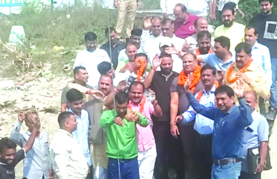आभार जताते हुए आभार जताते हुए
