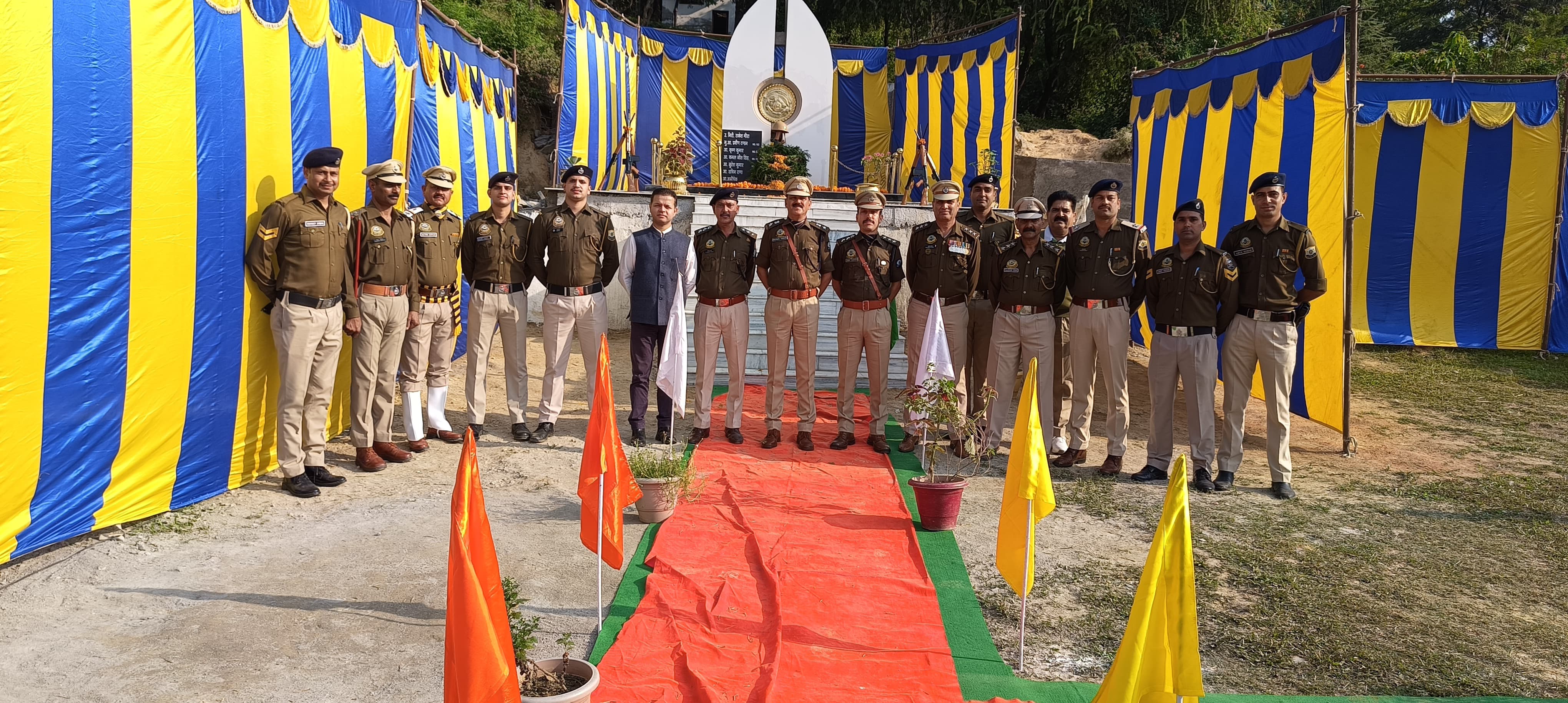 सकोह में आयोजित कार्यक्रम के दौरान मौजूद पुलिस अधिकारी। सकोह में आयोजित कार्यक्रम के दौरान मौजूद पुलिस अधिकारी।