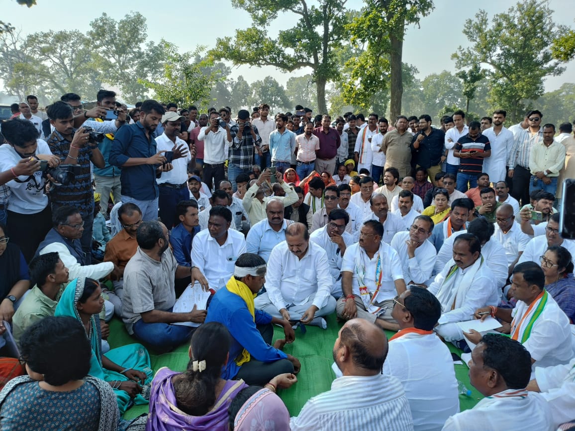 परसा कोल ब्लॉक के विरोध प्रदर्शन में शामिल हुए विधायक फूलसिंह राठिया परसा कोल ब्लॉक के विरोध प्रदर्शन में शामिल हुए विधायक फूलसिंह राठिया