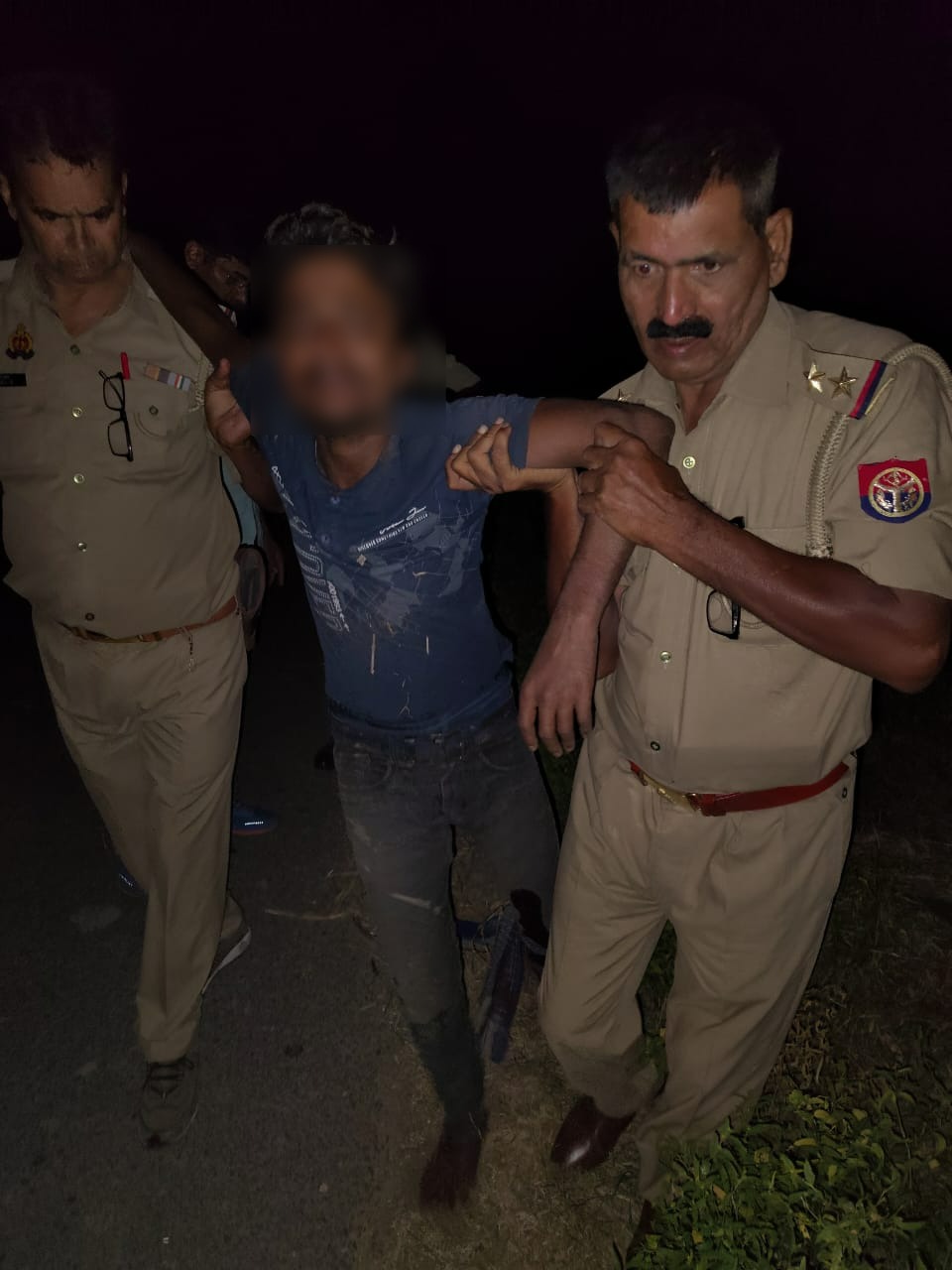 गोली लगने से घायल गिरफ्तार चोर को ले जाती पुलिस टीम गोली लगने से घायल गिरफ्तार चोर को ले जाती पुलिस टीम