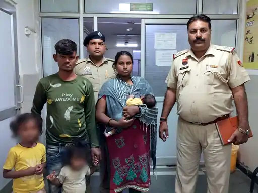 बच्ची के माता पिता के साथ पुलिस। बच्ची के माता पिता के साथ पुलिस।