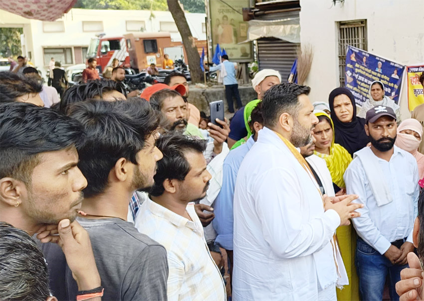 21 Snp- 12 सोनीपत: नगर निगम के ठेका सफाई कर्मचारियों की हड़ताल खतम करवाते हुए विधायक निखिल मदान 21 Snp- 12 सोनीपत: नगर निगम के ठेका सफाई कर्मचारियों की हड़ताल खतम करवाते हुए विधायक निखिल मदान