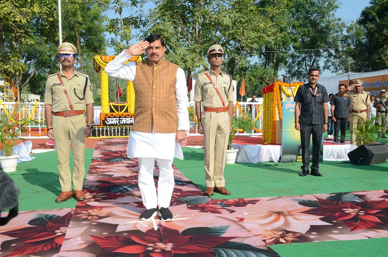 पुलिस स्मृति दिवस पर वीर शहीदों को नमन करते हुए मुख्यमंत्री पुलिस स्मृति दिवस पर वीर शहीदों को नमन करते हुए मुख्यमंत्री