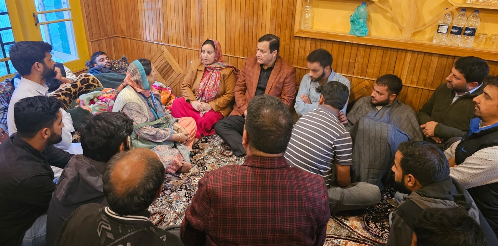 सकीना इत्तू, जाविद डार ने गांदरबल हत्याओं की निंदा की, बडगाम में डॉ. शाहनवाज़ के परिवार से मुलाकात की सकीना इत्तू, जाविद डार ने गांदरबल हत्याओं की निंदा की, बडगाम में डॉ. शाहनवाज़ के परिवार से मुलाकात की