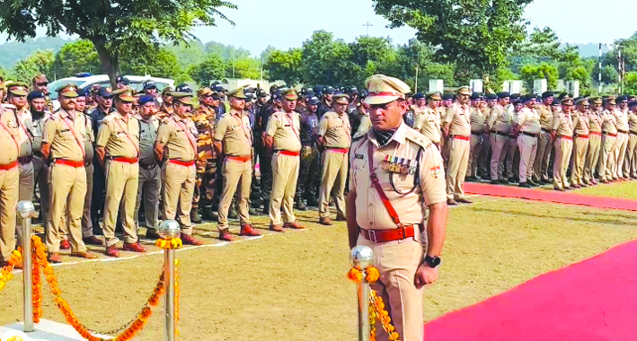 श्रद्धांजलि देते हुए एसएसपी प्रमेन्द्र डोभाल श्रद्धांजलि देते हुए एसएसपी प्रमेन्द्र डोभाल