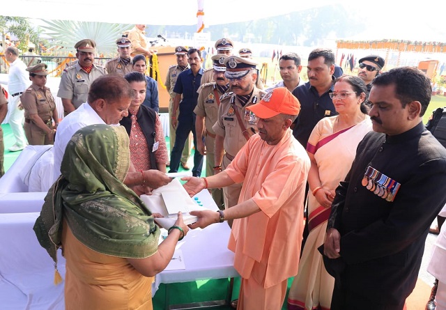पुलिस स्मृति दिवस पर मुख्यमंत्री योगी जवानाें के परिजनाें काे सहायता व पुरस्कार देते हुए पुलिस स्मृति दिवस पर मुख्यमंत्री योगी जवानाें के परिजनाें काे सहायता व पुरस्कार देते हुए