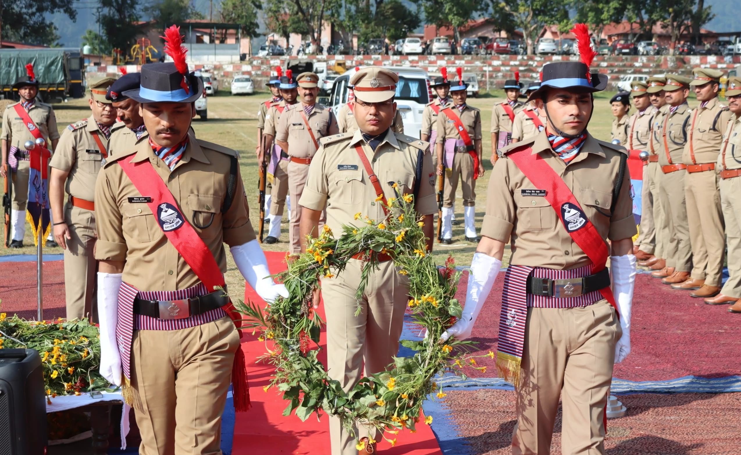गोपेश्वर में राष्ट्रीय पुलिस स्मृति दिवस पर शहीद सिपाहियों को पुष्पचक्र चढ़ाते हुए एसपी चमोली। गोपेश्वर में राष्ट्रीय पुलिस स्मृति दिवस पर शहीद सिपाहियों को पुष्पचक्र चढ़ाते हुए एसपी चमोली।