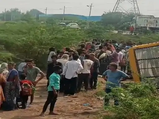 स्कूल बस पलटने के बाद मौके पर लोगों की भीड़ जमा हो गई। स्कूल बस पलटने के बाद मौके पर लोगों की भीड़ जमा हो गई।