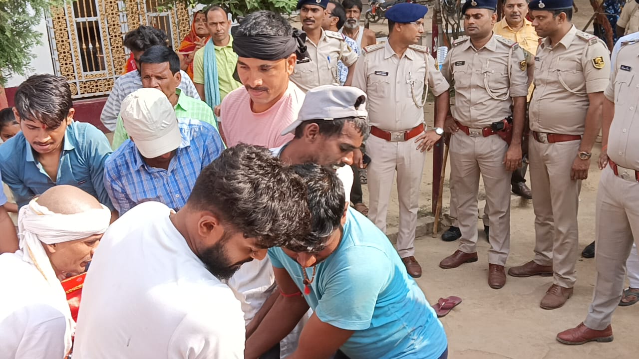 प्रतिमा को विसर्जन के लिए ले जाते श्रद्धालु प्रतिमा को विसर्जन के लिए ले जाते श्रद्धालु