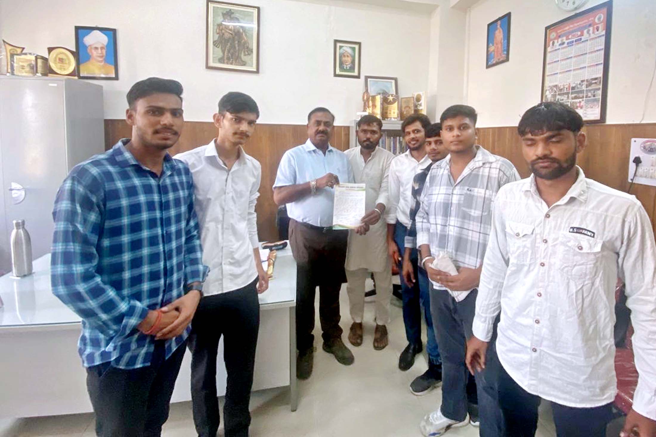 डीन अकेडमिक से मिलते हुए छात्र। डीन अकेडमिक से मिलते हुए छात्र।