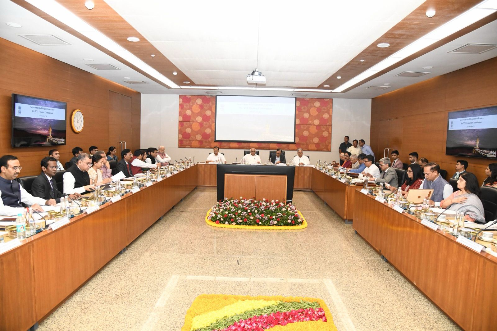 गांधीनगर में सोमवार को मुख्यमंत्री भूपेंद्र पटेल समेत उच्चाधिकारियों के साथ मीटिंग करते 16वें वित्त आयोग के अध्यक्ष व सदस्य। गांधीनगर में सोमवार को मुख्यमंत्री भूपेंद्र पटेल समेत उच्चाधिकारियों के साथ मीटिंग करते 16वें वित्त आयोग के अध्यक्ष व सदस्य।