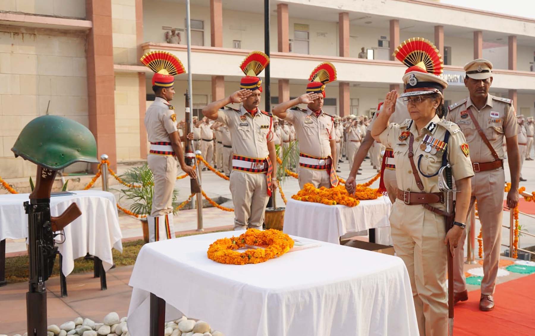 फोटो नंबर-09: भौण्डसी पुलिस परिसर में पुलिस शहीदों को सेल्यूट करतीं अतिरिक्त पुलिस महानिदेशक चारूबाली। फोटो नंबर-09: भौण्डसी पुलिस परिसर में पुलिस शहीदों को सेल्यूट करतीं अतिरिक्त पुलिस महानिदेशक चारूबाली।