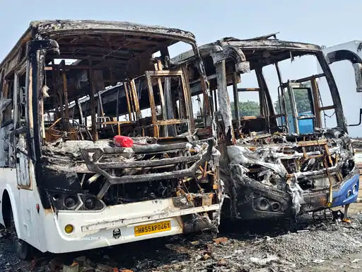 फरीदाबाद में जली बसों का दृश्य। फरीदाबाद में जली बसों का दृश्य।