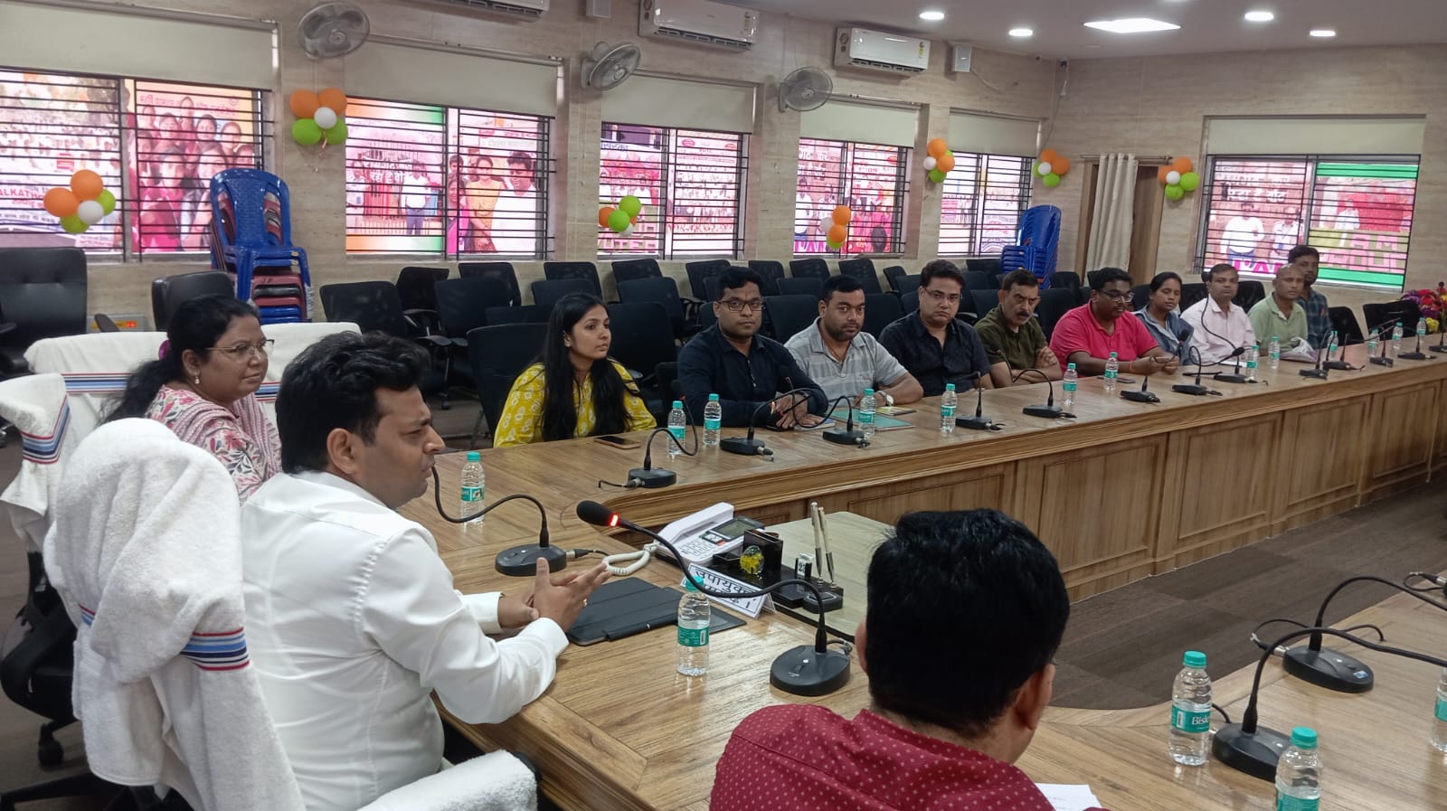 चैंबर ऑफ़ कॉमर्स के प्रतिनिधि के साथ बैठक करते डीसी