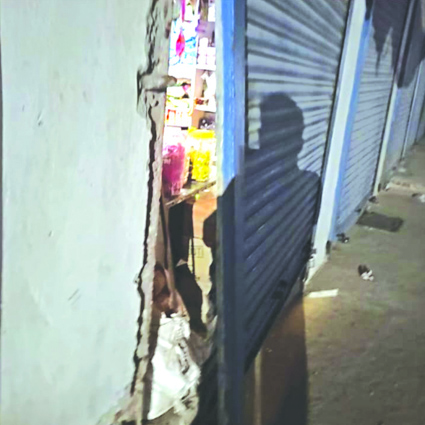दुकान का टूटा शटर दुकान का टूटा शटर