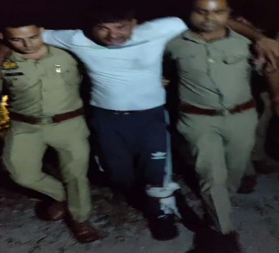 कानपुर:पुलिस मुठभेड़ में मोटर साइकिल सवार बदमाश गोली लगने से घायल कानपुर:पुलिस मुठभेड़ में मोटर साइकिल सवार बदमाश गोली लगने से घायल