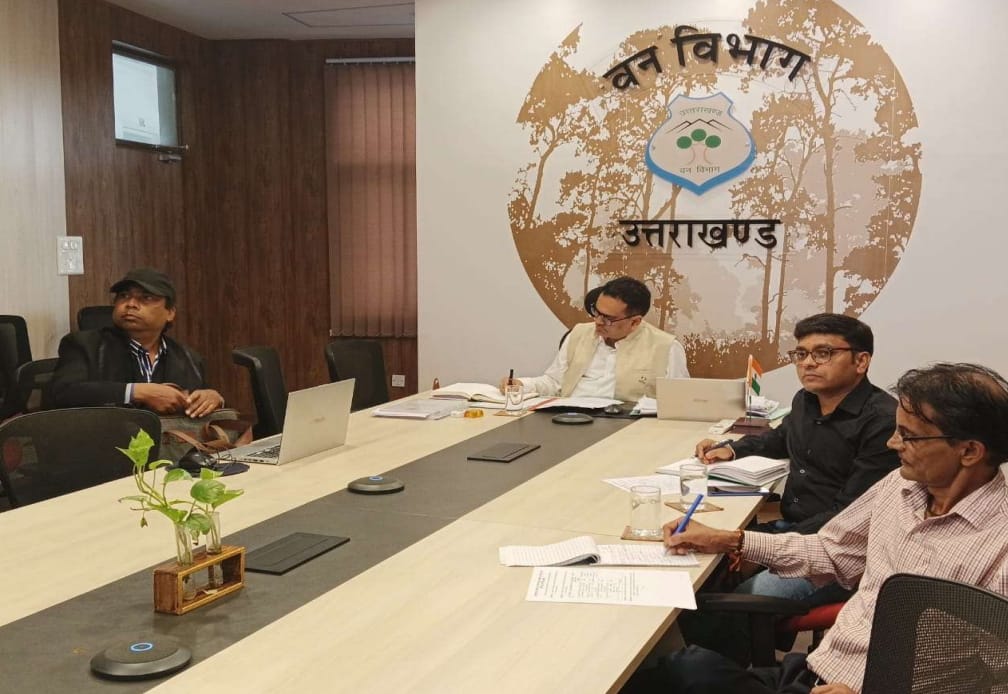 चीड़ आच्छादित प्रभागों के समस्त प्रभागीय वनाधिकारियों तथा यूनिटों के उद्यमियों के साथ समीक्षा बैठक करते वनाग्नि एवं आपदा प्रबंधन उत्तराखंड के अपर प्रमुख वन संरक्षक। चीड़ आच्छादित प्रभागों के समस्त प्रभागीय वनाधिकारियों तथा यूनिटों के उद्यमियों के साथ समीक्षा बैठक करते वनाग्नि एवं आपदा प्रबंधन उत्तराखंड के अपर प्रमुख वन संरक्षक।