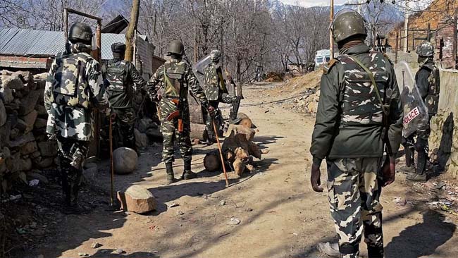 गडचिरोली जिले में सुरक्षा बलों के साथ पुलिस की मुठभेड़ जारी, ५ नक्सली मारे गए गडचिरोली जिले में सुरक्षा बलों के साथ पुलिस की मुठभेड़ जारी, ५ नक्सली मारे गए