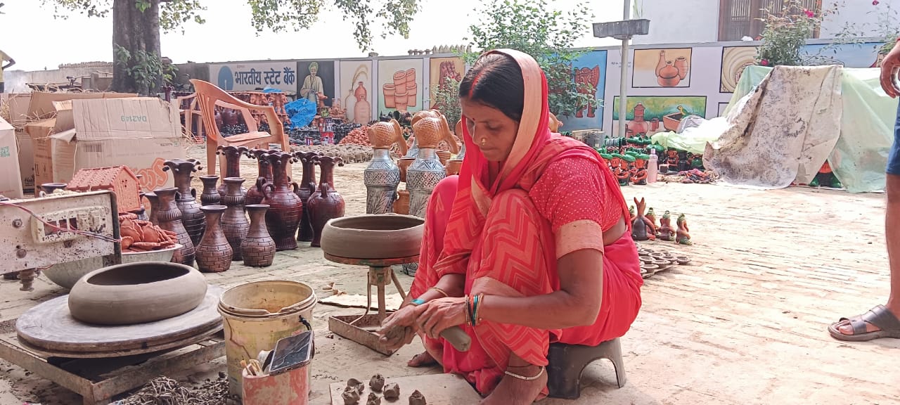 त्योहारी मांग पर 30 ट्रक टेराकोटा उत्पादों की हुई अन्य राज्यों में आपूर्ति* त्योहारी मांग पर 30 ट्रक टेराकोटा उत्पादों की हुई अन्य राज्यों में आपूर्ति*