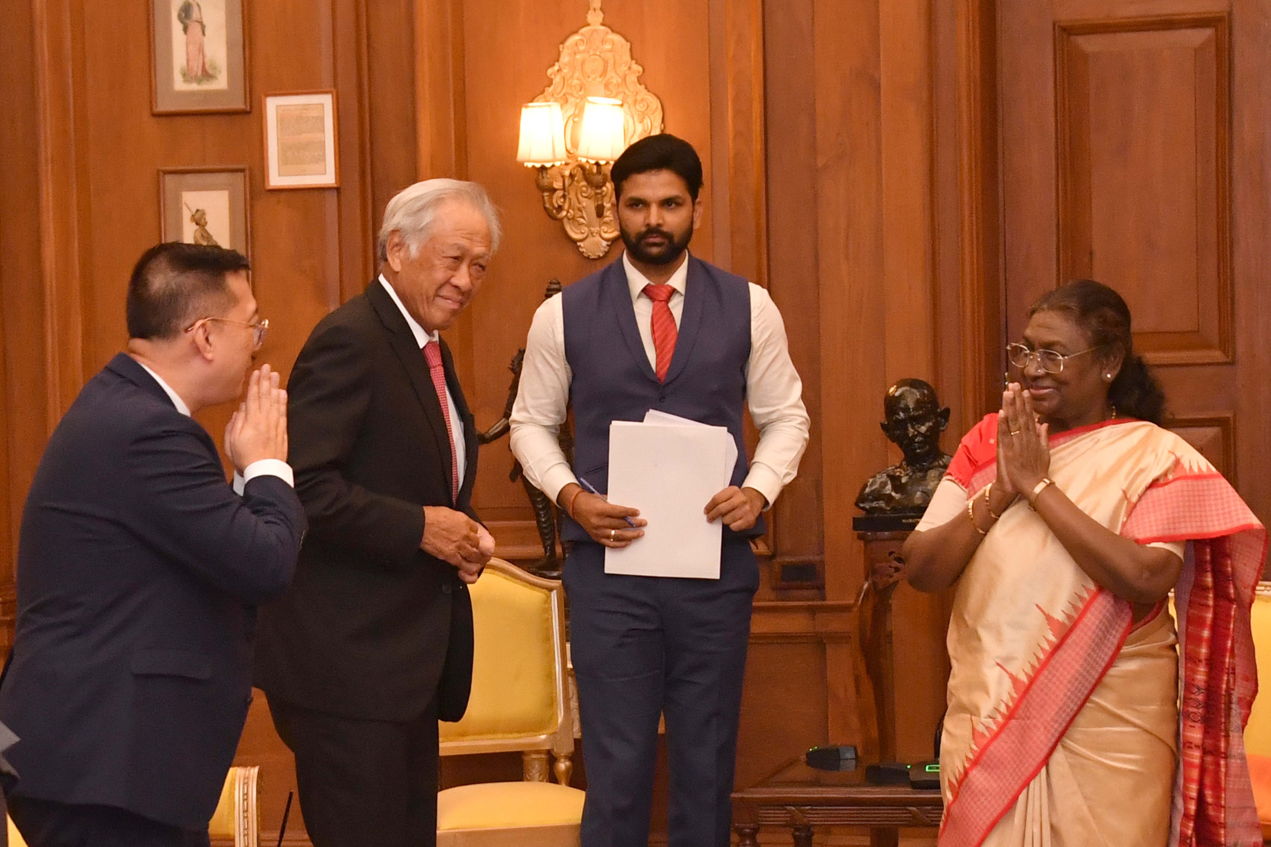राष्ट्रपति भवन में सिंगापुर के राष्ट्रपति का स्वागत करते हुए राष्ट्रपति द्रौपदी मुर्मू राष्ट्रपति भवन में सिंगापुर के राष्ट्रपति का स्वागत करते हुए राष्ट्रपति द्रौपदी मुर्मू