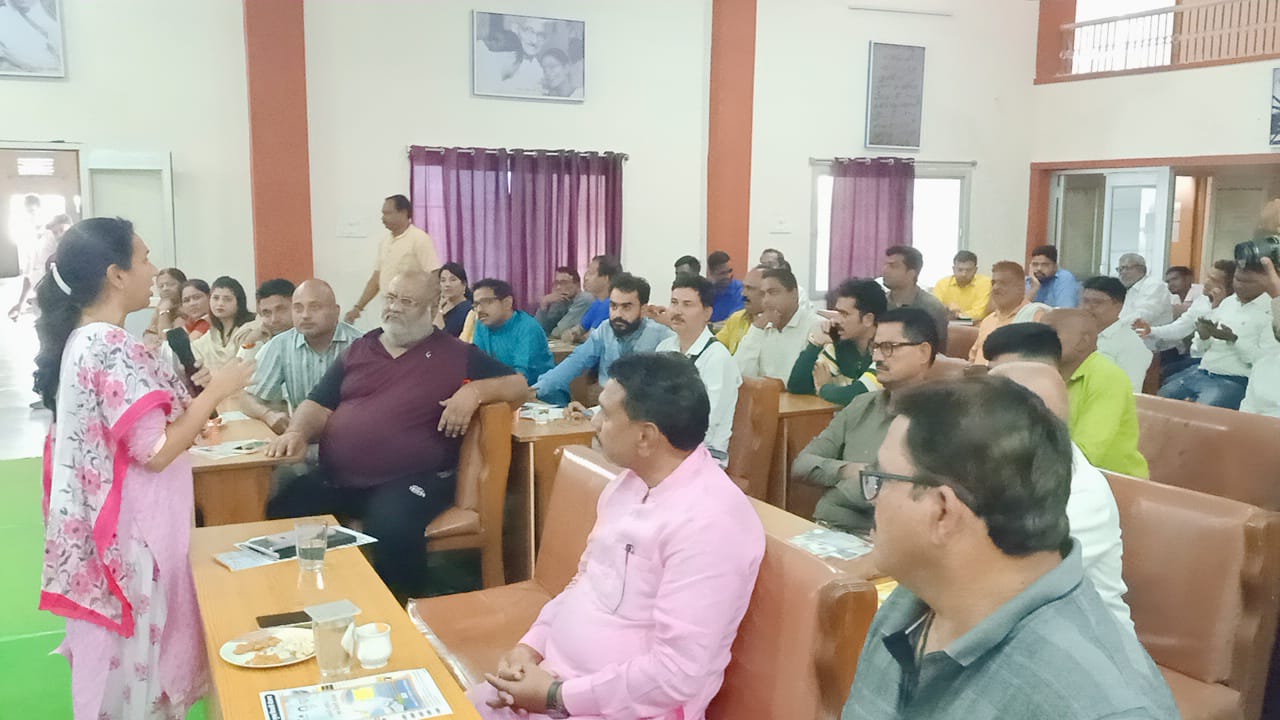 नगर निगम के सभागार में आयोजित कार्यशाला को संबोधित करती हुई कलेक्टर नम्रता गांधी नगर निगम के सभागार में आयोजित कार्यशाला को संबोधित करती हुई कलेक्टर नम्रता गांधी