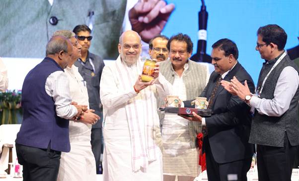 गुजरात के आणंद में राष्ट्रीय डेयरी विकासबोर्ड (एनडीडीबी) के हीरक जयंती समारोह एवं त्रिभुवन पटेल की जयंती पर आयाेजित समाराेह में गृह मंत्री अमित शाह एवं केन्द्रीय मत्स्य पालन, पशुपालन एवं डेयरी मंत्रालय तथा पंचायती राज मंत्री राजीव रंजव सिंह। गुजरात के आणंद में राष्ट्रीय डेयरी विकासबोर्ड (एनडीडीबी) के हीरक जयंती समारोह एवं त्रिभुवन पटेल की जयंती पर आयाेजित समाराेह में गृह मंत्री अमित शाह एवं केन्द्रीय मत्स्य पालन, पशुपालन एवं डेयरी मंत्रालय तथा पंचायती राज मंत्री राजीव रंजव सिंह।
