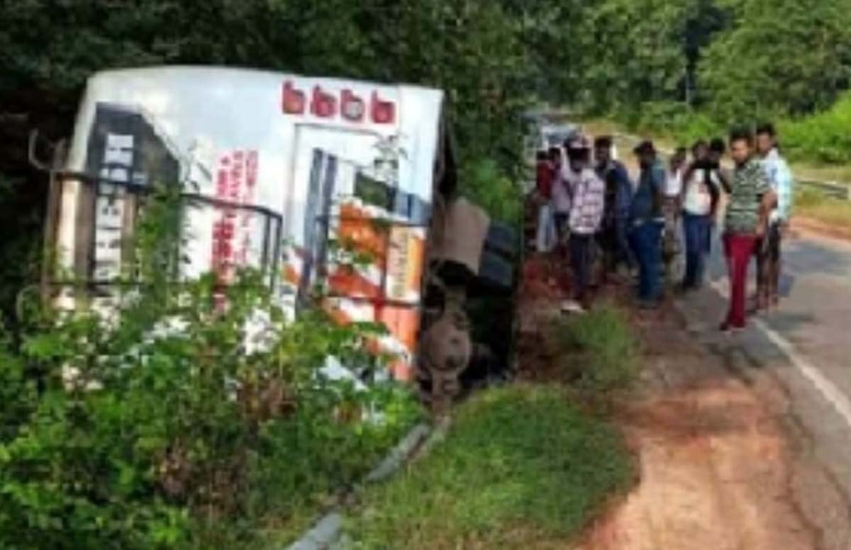 सड़क किनारे पलटी बस सड़क किनारे पलटी बस