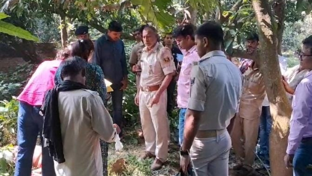 छानबीन करती पुलिस छानबीन करती पुलिस